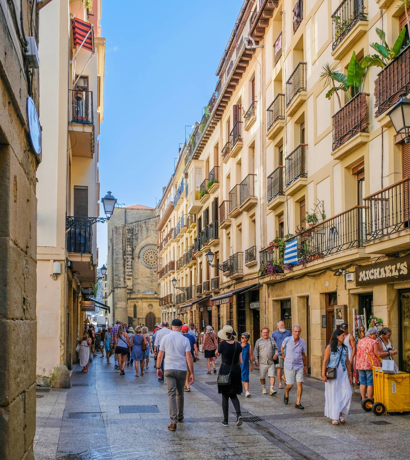 A busy street in the Parte Vieja of San Sebastián